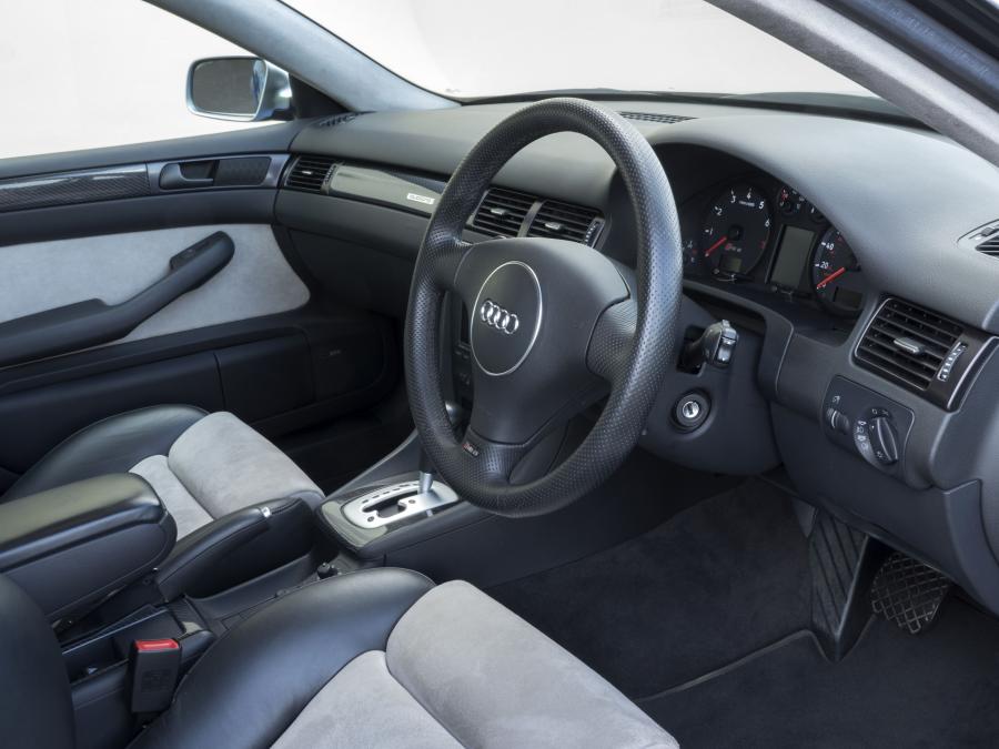 Интерьер Audi RS6 plus Avant (4B, C5) 2004 года  (UK) (фото 9 из 14)